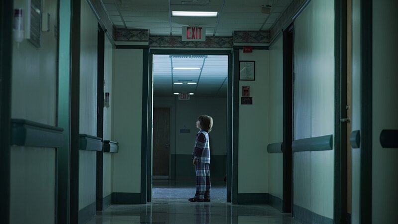 Ein Kind im Krankenhausflur bei Nacht – Bild: Image Source /​ Getty Images /​ Digital Vision