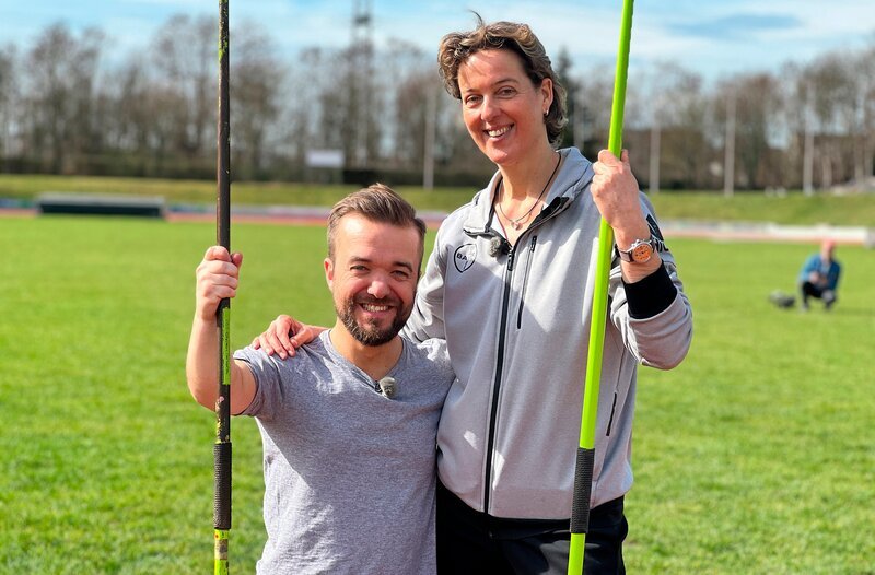 Mathias Mester und Steffi Nerius auf dem Übungsgelände – Bild: MDR/​Michelle Pieras