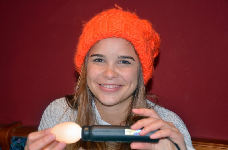 Mit einer Schierlampe durchleuchtet Anna ein Entenei. Sie will herausfinden, ob darin ein Küken wächst. – Bild: BR/​TEXT + BILD Medienproduktion GmbH & Co. KG