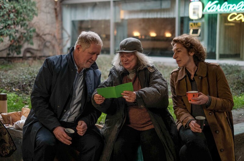 Bibi Fellner (Adele Neuhauser) und Moritz Eisner (Harald Krassnitzer) sprechen mit der Obdachlosen Sackerl-Grete (Inge Maux) – Bild: ARD Degeto/​ORF/​Superfilm/​Philipp Brozsek