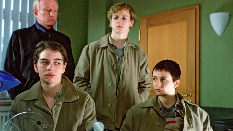 (v.re.) Andrea (Jana Becker), Fisch (Aline Staskowiak) und Stefanie (Isabelle Stoffel) erklären Strauss (Rainer Goernemann), dass die Mädchenband sich aufgelöst hat. – Bild: TVNOW /​ Kathrin Knoke