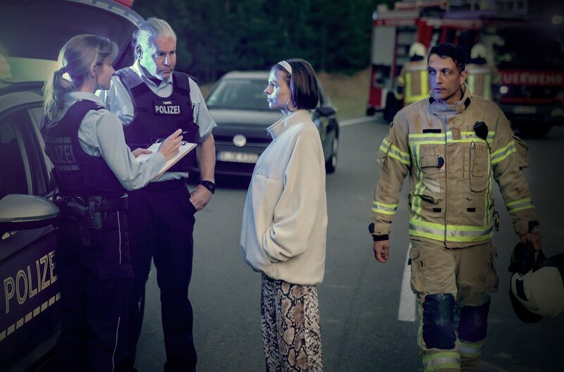 Nach dem Einsatz läuft Markus (Max Hemmersdorfer, r.) an Heike (Sinja Dieks, M.) vorbei. – Bild: ARD/​SWR/​Oliver Feist