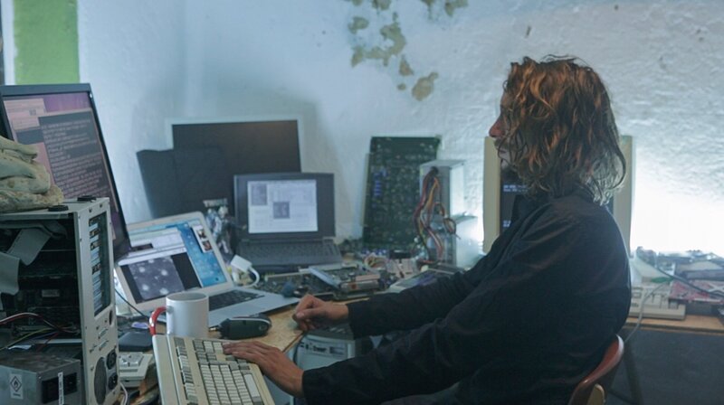 MDR FERNSEHEN GOETHES FAUST, am Montag (18.10.21) um 00:40 Uhr. Faust (Bernardo Arias Porras) ist ein ehrgeiziger Computer-Hacker. © MDR/​Picturis Produktion/​Daniel Goede, honorarfrei – Verwendung gemäß der AGB im engen inhaltlichen, redaktionellen Zusammenhang mit genannter MDR-Sendung bei Nennung „Bild: MDR/​Picturis Produktion/​Daniel Goede“ (S2+). MDR/​HA Kommunikation, 04360 Leipzig, Tel: (0341) 300 6477 oder – 6463 – Bild: MDR/​Picturis Produktion/​Daniel Goede