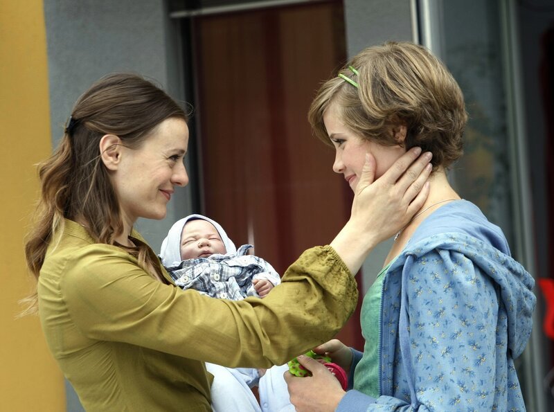 Sophie freut sich über ein wenig Aufmerksamkeit ihrer Mutter. (Anica Röhlinger, re.; Renee Kloninger, li.) – Bild: MDR/​Anke Neugebauer