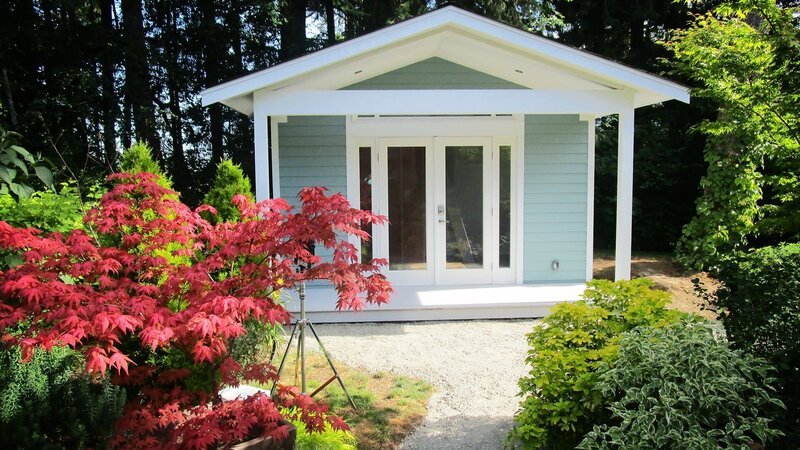 Die Weltenbummlerin Whitney wagt einen radikalen Schritt und will sich ein Tiny House unter zehn Quadratmetern in Seattle zulegen. Ihre Freundin Adrianne sucht mit. Ob sie etwas finden, das Whitney und ihrer skeptischen besten Freundin gefällt? – Bild: HGTV