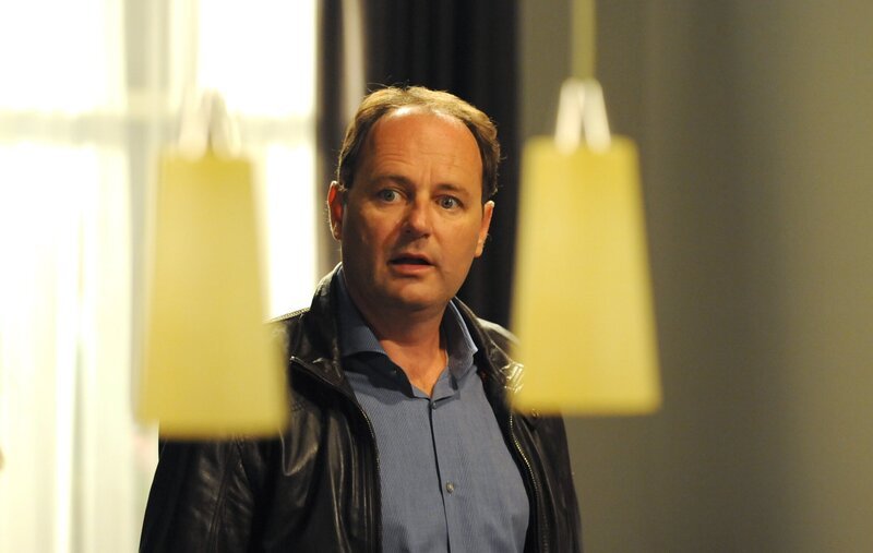 Hubert (Bernhard Ulrich) braucht dringend Mikes Hilfe. – Bild: BR/​Marco Orlando Pichler