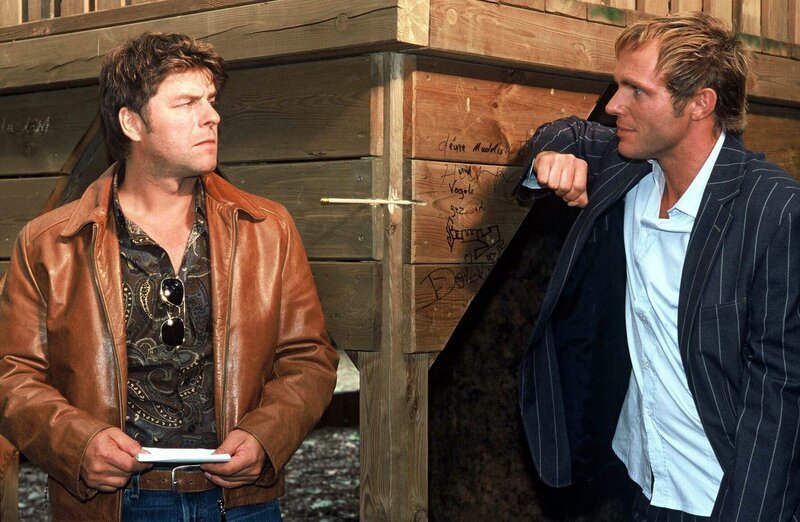 Nachdem auf Olga geschossen wurde, ermitteln die Beamten Falk (Dirk Martens, r.) und Jupp (Uwe Fellensiek, l.) vor Ort. – Bild: SAT.1 /​ Münstermann