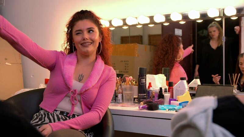 Als Raffi beim Hausboot auftaucht, ist Chiara entgeistert und wirft sie umgehend von Bord. Doch als Raffi später auch noch im Matrix ist, kann Chiara es sich nicht verkneifen, ihr von Chiaras, Maltes und Krätzes gelungenen Plan zu erzählen. – Bild: RTLZWEI