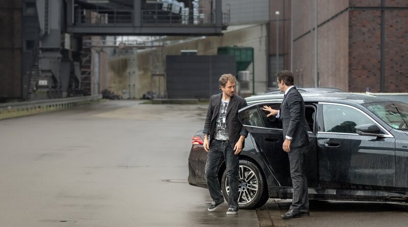 Der „Beschützer“ Jan Schäfer (Tobias Oertel, re.) und die Schutzperson Eduard Raabe (Jan Krauter). – Bild: ARD Degeto Film/​Boris Laewen
