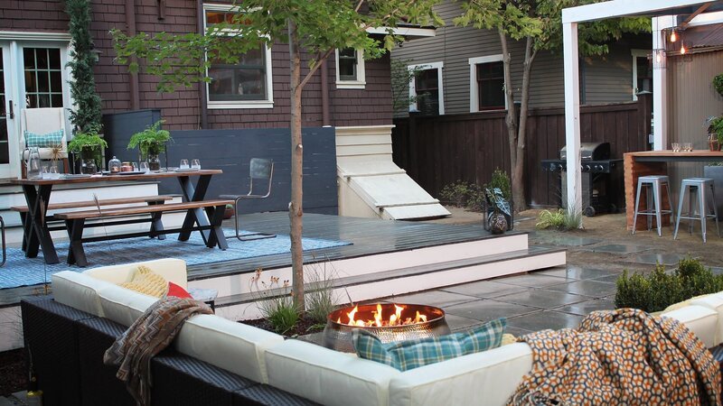Ein Paar verbringt seine freie Zeit lieber drinnen als draußen, denn der Garten ist wenig einladend. Matt stellt sich der Herausforderung: Er entwirft eine Terrasse mit einem großen Essbereich und einer Feuerstelle mit Outdoor-Sofa. – Bild: HGTV
