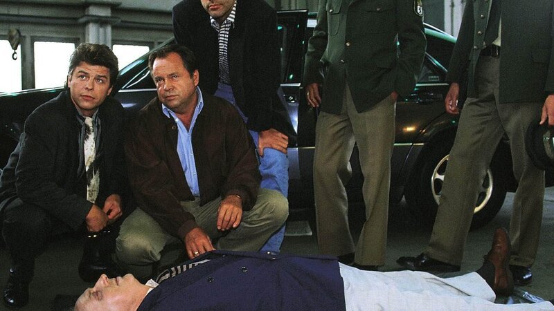 Kriminalkommissar Peter Wolniak (Uwe Fellensiek, l.) und Kriminalhauptkommissar Stefan Kehler (Wolfgang Bathke, 2.v.l.) untersuchen die Leiche des Gemüsehändlers Kuchel. (restliche Personen Komparsen) – Bild: RTL