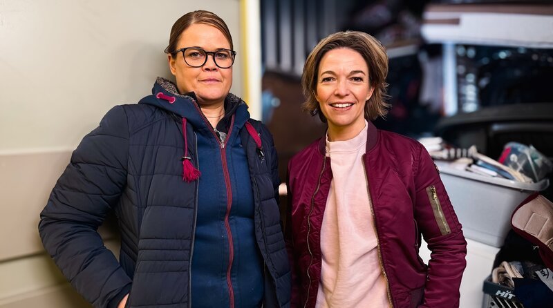 Reporterin Anna Planken (r) mit Christina. In NRW waren rund 122.000 Menschen wohnungslos. Christina aus dem Sauerland ist eine von ihnen. – Bild: WDR/​Daniel Florian
