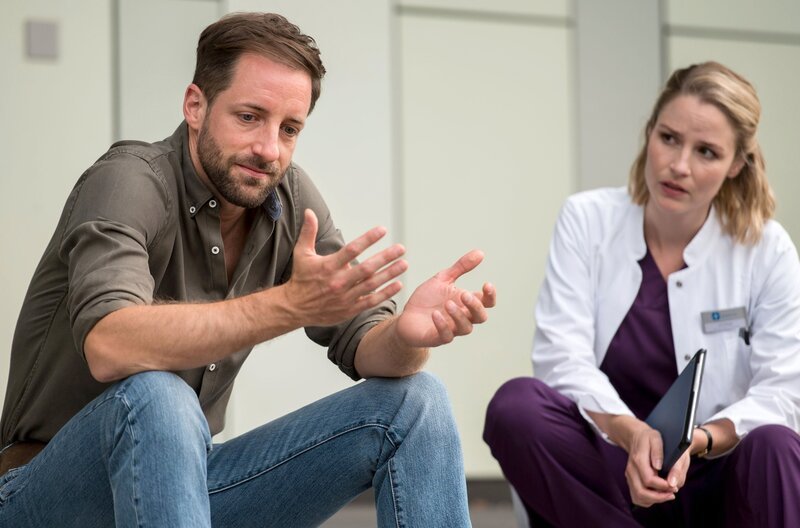 Julia Berger (Mirka Pigulla) steht dem werdenden Vater Dominik Maringer zur Seite. – Bild: ARD/​Jens Ulrich Koch