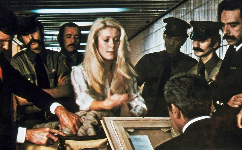 Nelly (Catherine Deneuve, M.), eine junge Französin, ist vor einer unerwünschten Heirat davon gelaufen und beabsichtigt, nach Europa zurückzufliegen. Auf dem Flughafen wird sie vom Zoll kräftig gefilzt. – Bild: ZDF/​Studiocanal