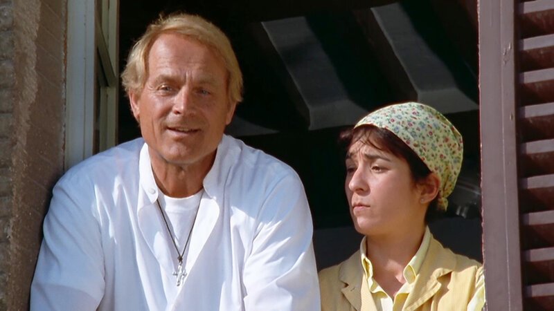 (v.l.) Don Matteo (Terence Hill), Natalina (Natalie Guetta) – Bild: Bibel TV
