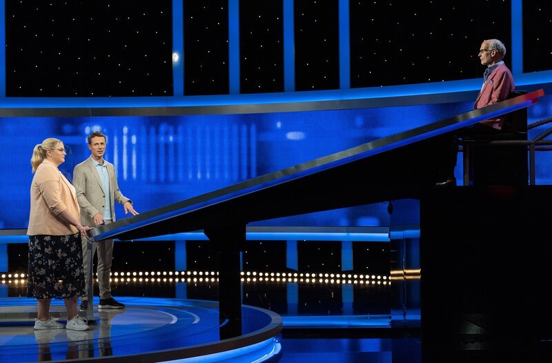 Moderator Alexander Bommes (2.v.l.) mit der Kandidatin Carolin Garten (l.) und dem Jäger Dr. Thomas Kinne. – Bild: ARD/​Arne Vollstedt