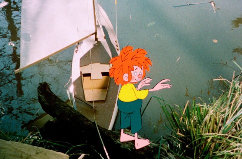 Pumuckl mit seinem Segelboot. – Bild: BR/​Infafilm GmbH/​Original-Entwurf „Pumuckl“-Figur: Barbara von Johnson