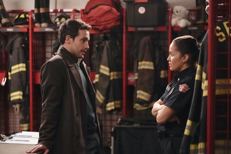 Station 19 Staffel 6 Folge 10 Erfolgreicher Annäherungsversuch: Rob Heaps als Eli Stern, Jaina Lee Ortiz als Andy Herrara. – Bild: SRF/​Motion Picture /​ ABC Signature /​ American Broadcasting Companies, Inc. /​ James Clarke