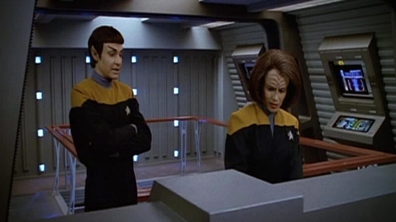 Ensign Vorik (Alexander Enberg, l.) und B’Elanna Torres (Roxann Dawson, r.) – Bild: Tele 5
