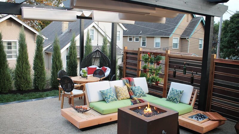 Matthew Blashaws neues Garten-Projekt befindet sich in Kansas City, Missouri, wo eine morsche Terrasse in einem kleinen und sonnigen Garten in einen malerischen Außenbereich verwandelt werden soll. Er und sein Team bauen eine Pergola mit Markise, einem Outdoor-Sofa und einer modernen Feuerstelle. Die Pflanzen verleihen dem Garten einen mediterranen Look. – Bild: HGTV