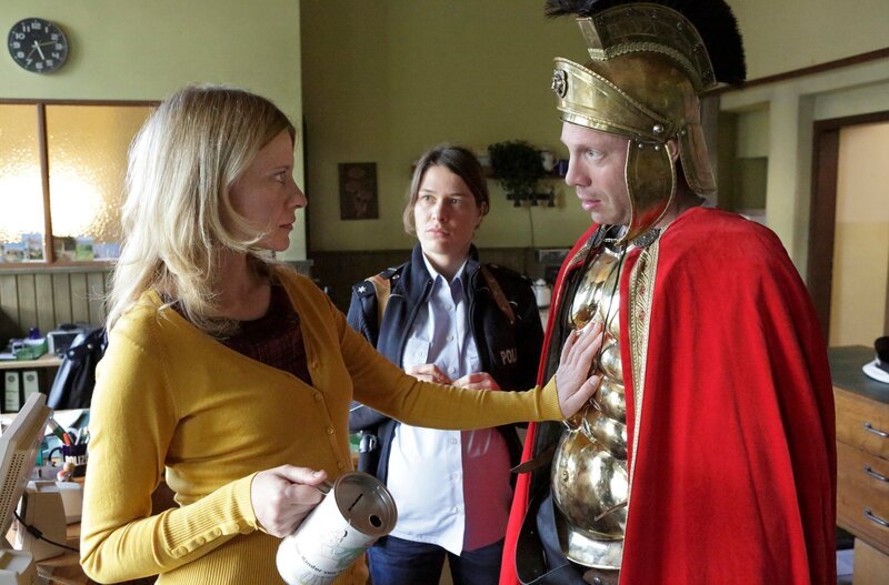 Sophie Haas (Caroline Peters, l.) und Bärbel Schmied (Meike Droste, M.) sind beeindruckt – Jan Schulte (Johann von Bülow, r.) mimt auf den Martinszug den Sankt Martin. – Bild: rbb/​ARD/​Michael Böhme
