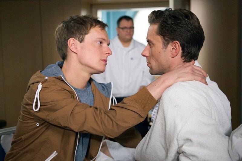 ARD/​MDR IN ALLER FREUNDSCHAFT FOLGE 685, „Ein harter Schnitt“, am Dienstag (12.05.15) um 21:00 Uhr im ERSTEN. Marc Scholz (Michel Diercks, li.) versucht Optimismus zu verbreiten. Tom Wolter (Alexander Sternberg, re.), sein Freund, solle nicht gleich den Teufel an die Wand malen. Vielleicht ist es ja gar kein Krebs. Hans-Peter Brenner (Michael Trischan, hi.mi.) ist es sichtlich unangenehm, die beiden Männer so vertraut zu sehen und erwähnt auch kurzerhand, dass ER nicht schwul sei. – Bild: MDR/​Saxonia/​Wernicke