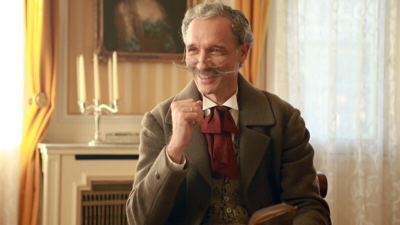 Friedrich Schey von Koromla. Der ungarische Unternehmer Friedrich Schey schaffte den Sprung an die Ringstraße: Er kaufte von Erzherzog Albrecht ein Ringstraßen-Grundstück in dessen unmittelbarer Nachbarschaft an und errichtete darauf ein Palais – als einer der Ersten. – Bild: ZDF und ORF/​Neulandfilm