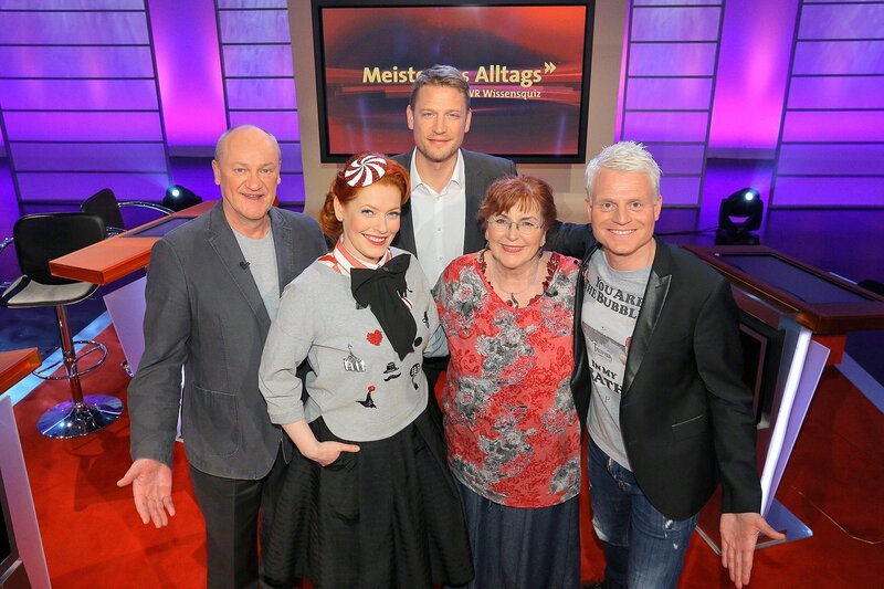 Moderator Florian Weber stellt in „Meister des Alltags“ die Alltagstauglichkeit seiner prominenten Kandidaten auf die Probe. „Meister des Alltags“ spendet seinen Gewinn einem guten Zweck. v.li.: Bodo Bach, Enie van de Meiklokjes, Florian Weber, Alice Hoffmann und Guido Cantz. – Bild: SWR/​Peter A. Schmidt