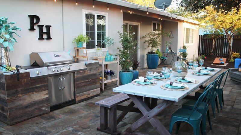 Hannahs und Patricks Garten ist voller Unkraut, wucherndem Bambus und Betonplatten. Sie nehmen Matt Blashaw mit nach Hause und lassen ihm freie Hand, dem Garten ein Makeover zu verpassen. Der Garten-Experte verwandelt den unbenutzten Schuppen in einen Party-Raum, entwirft eine Terrasse mit großem Holztisch und eine BBQ-Station. Der perfekte Garten für Sommerpartys mit Freunden! – Bild: HGTV