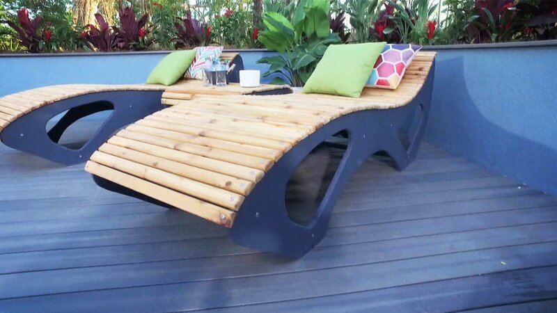 Chris Lambton und Chris Grundy verwandeln einen öden Garten in Florida in ein Urlaubsparadies – mit zweistufiger Terrasse und gemütlichen Liegestühlen, einem Beachvolleyball-Feld und einem Gästehaus in luftiger Höhe. Das Baumhaus inmitten von Palmen wird zu einem einzigartigen Gästezimmer mit Scheitholz-Themenwand und Wandregal sowie einer Ausziehcouch. – Bild: HGTV