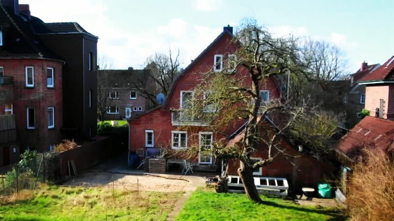 Einen echten Traumgarten mitten in Kiel – den wünschen sich Meltem und Lars Blöhdorn. Der Sprachwissenschaftler und die Account-Managerin haben nach der Renovierung ihres Stadthauses einiges vor: Der renommierte Landschaftsarchitekt Johannes Kahl soll den Wunsch vom Traumgarten mit Pool, Pergola und Gartenhaus Wirklichkeit werden lassen. Und auch in Boostedt bei Neumünster möchte Landschaftsarchitekt Soeren von Hoerschelmann den Gartentraum der Familie Schürmann in die Tat umsetzen. Ein Garten für die ganze Familie soll es werden, mit Obsthain, Außenküche und Lounge-Ecke. Doch ob auch ein Zierteich die neue Wohlfühloase schmücken soll, daran scheiden sich die Geister. – Bild: HGTV