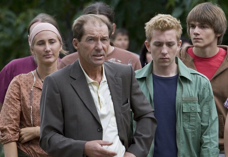 Dr. Fährmann (Michael Lesch, vorn) führt die jungen Tierschützer (Komparsen) durch den Zoo. Es gelingt ihm, sie von der tiergerechten Haltung der Zootiere und von der Bedeutung der Zoos für die Arterhaltung vom Aussterben bedrohter Tierarten zu überzeugen. – Bild: NDR/​ARD/​Olaf Raymond Benold