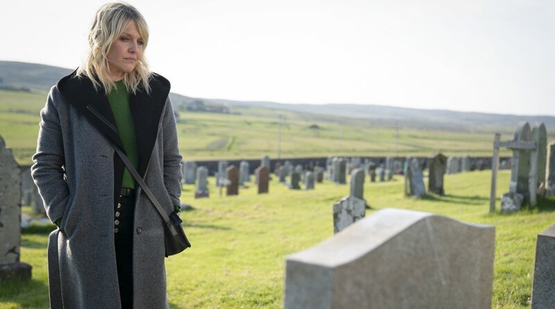 Calder (Ashley Jensen) am Grab ihres Vaters. – Motiv aus Teil 2 – – Bild: ITV Studios