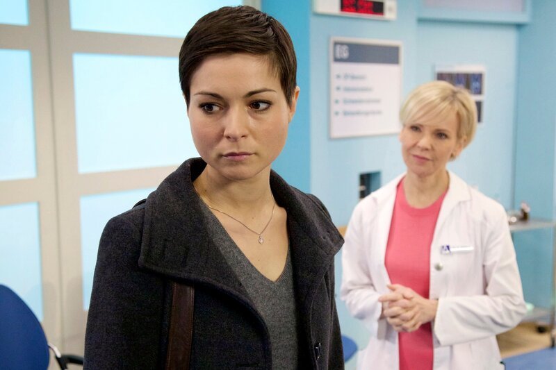 Anja Frank (Henriette Richter-Röhl, links) ist auf der Suche nach ihrer Mutter, die zu einer Verabredung nicht erschienen ist. In der Sachsenklinik wird sie fündig. Dr. Kathrin Globisch (Andrea Kathrin Loewig) erzählt Anja, dass ihre Mutter Jutta nach einem Fahrradsturz selbst in die Klinik gekommen ist. Anja wird klar, dass ihre Mutter gar nicht auf dem Weg zu ihrer Verabredung war und sie versetzt hat. Sie erzählt Kathrin, dass ihre Mutter, früher das Maß an Disziplin, sich immer mehr verändert. – Bild: MDR/​Saxonia/​Wernicke