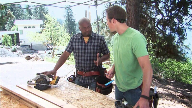 Die Garten-Profis Chris Lambton und Chris Grundy wollen ein riesiges Grundstück am See in Idaho in nur zwei Tagen in ein echtes Outdoor-Paradies verwandeln. Sie bauen einen massiven Esstisch, eine Grillstation mit Bar, einen Vertical Garden und eine Pergola auf dem schier endlosen Rasengrundstück mit Seeblick. Ein perfekter Garten braucht natürlich auch tolle Pflanzen: Deshalb planen sie ein Gemüsebeet, einen hängenden Kräutergarten und eine bunte Blumenwiese, die die Umgestaltung abrunden. – Bild: HGTV