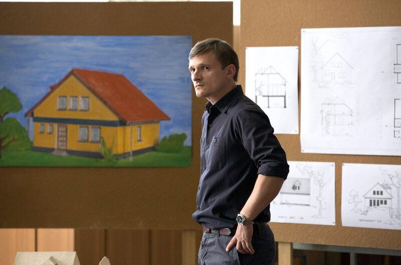 Martin (Florian Lukas) ist von West-Investor Breger betrogen worden und steht vor dem Aus. – Bild: ARD/​Frederic Batier