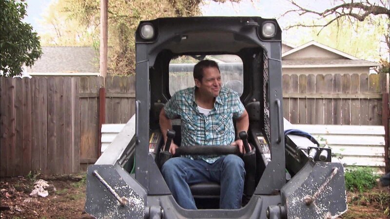 Toby und Malea vertrauen ihren ungepflegten Garten mit rosa Terrasse dem Gartenretter Chris Lambton an. Der Garten wurde 15 Jahre lang vernachlässigt, obwohl die vierköpfige Familie den Platz zum Kochen, Essen und Spielen aufgrund ihres kleinen Hauses mehr als nötig hätte. Chris erschafft für die Familie den Traumgarten, den sie sich immer gewünscht haben – mit coolem Lounge- und Essbereich, einer schattigen Pergola aus Zedernholz-Lamellen, einer Bar im Freien mit eingebautem Grill und einem Wasserbecken für die Kinder. – Bild: HGTV