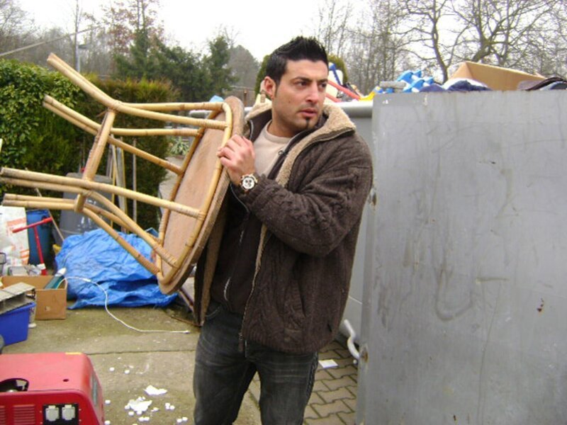 Trödelexperte Sükrü beim Entrümpeln – Bild: RTL Zwei