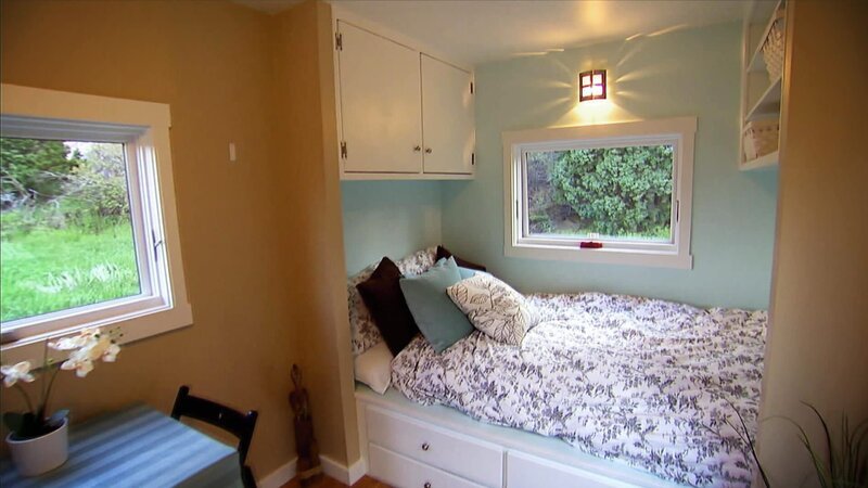 Der Natur-Fotograf und Weltenbummler Ryan will ein Tiny House in Fairplay, Colorado, bauen. Dafür sieht er sich drei Musterhäuser an, deren Baupläne man kaufen kann. Ryan hat genaue Vorstellungen von seinen künftigen elf Quadratmetern: Es soll ein Stockwerk haben und an Häuser im viktorianischen Stil angelehnt sein. – Bild: HGTV