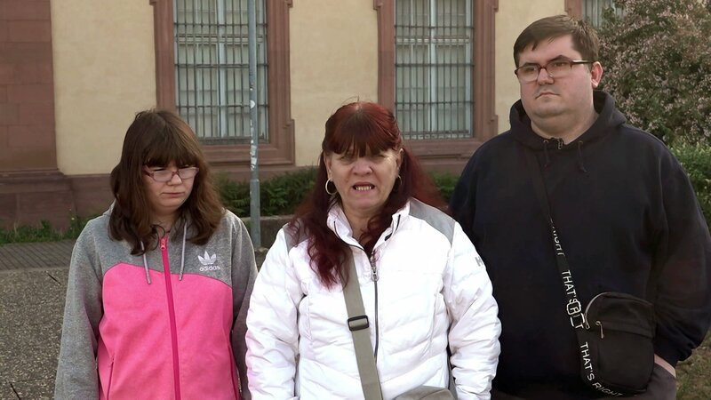 Verhandlungstag in Mannheim. Petra, Pascal und Selina müssen vor Gericht erscheinen. Der Grund ist ein behindertengerechter Badumbau, der ihnen für Mannheim von der Krankenkasse bewilligt, aber nach dem Umzug in Dessau durchgeführt wurde … – Bild: RTLZWEI