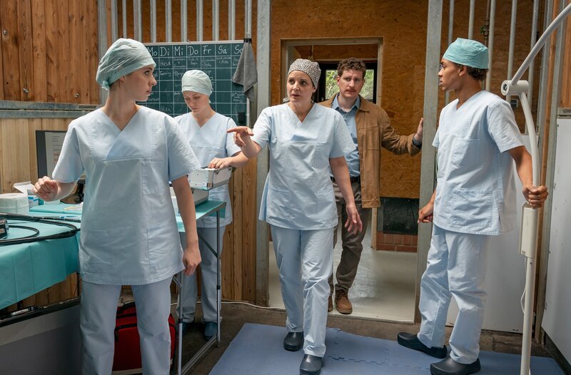 Letzte Vorbereitungen zu der schwierigen Okapi-Herz-OP: Tierärztin Dr. Susanne Mertens verlangt von jedem der Studierenden volle Konzentration. Auch bei Direktor Jasper Winter kann seine Anspannung nicht verbergen. (v.l.v.r: Madeleine de le Roi, Antonia Breidenbach, Elisabeth Lanz, Dominik Weber und Noel Okwanga). – Bild: ARD/​Saxonia Media/​Steffen Junghans