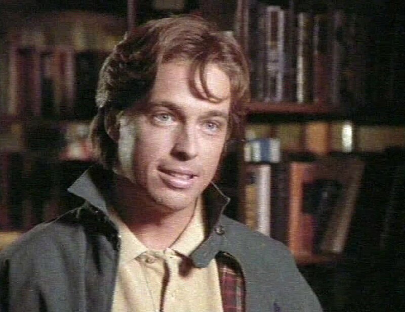 Der Journalist Randall Sloan (Brian McNamara) ist in Cabot Cove aufgetaucht, um einen längst verjährten Mordfall neu aufzurollen. – Bild: Sat.1 Gold