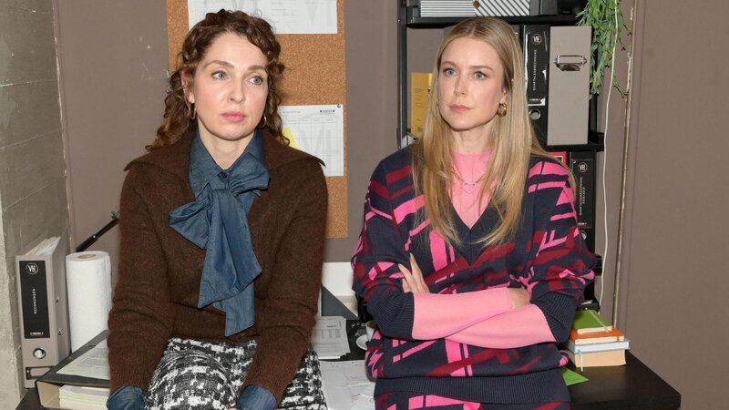 Nina (Maria Wedig, l.) gibt vor Jessica (Nina Ensmann) zu, dass das Verhalten von Erik unangenehme Erinnerungen auslöst. – Bild: RTL
