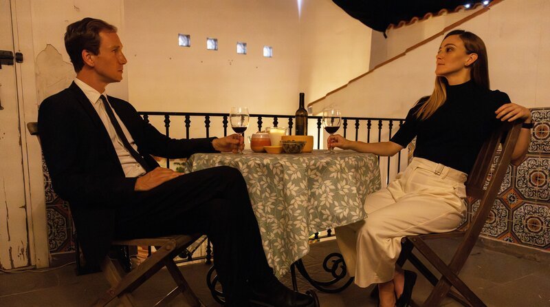 Lost (Jan Krauter) und Eva (Lia Carvalho) kommen sich näher. – Bild: ARD Degeto/​João Guimarães