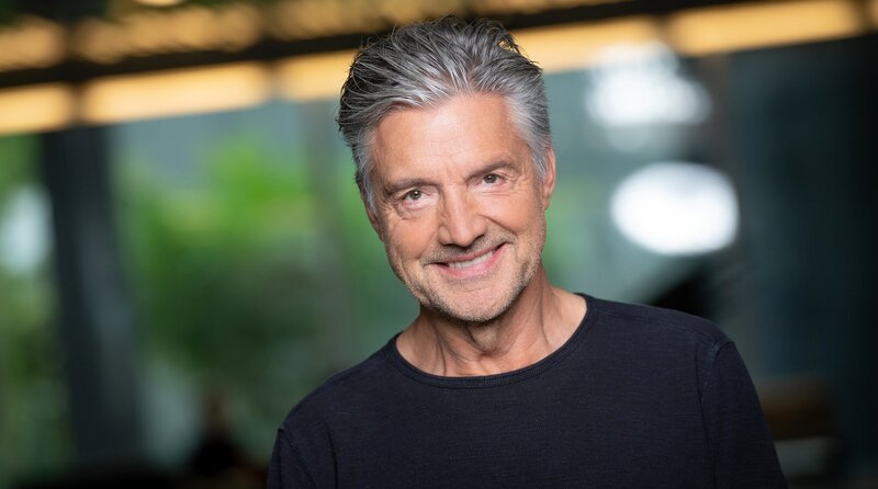 „Knapp daneben“ ist eine Mischung aus Musik und Talk. Heiner Knapp, Gastgeber der Sendung „Knapp Daneben“ vom Rundfunk Berlin-Brandenburg (rbb). – Bild: rbb/​Gundula Krause