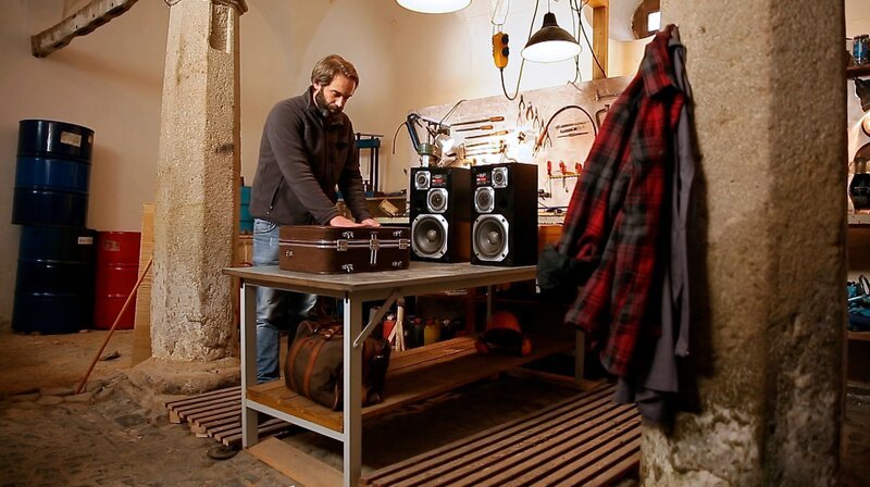 Experte Tobias Link baut ein modernes Soundsystem in einen alten Koffer. – Bild: WDR/​Encanto Film- und Fernsehproduktions GmbH