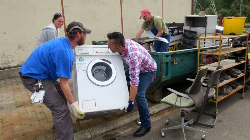 Bei der Räumung packt Trödelexperte Mauro Corradino (2. v. re.) kräftig mit an. – Bild: RTL Zwei