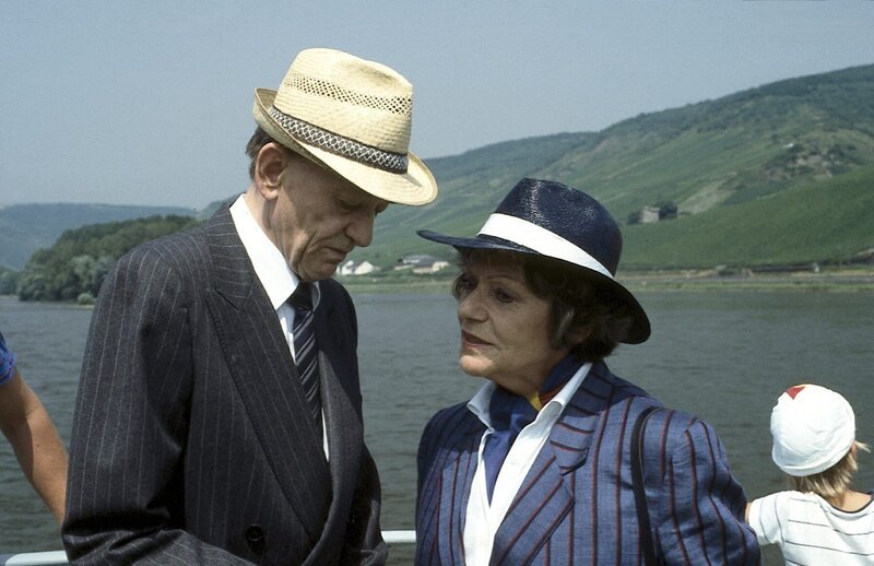 Oma Drombusch (Grete Wurm, l.) und Herr Diehl (Hannes Messemer, r.) kommen einander bei einer Rheinfahrt näher. – Bild: ZDF /​ KG Gyula Trebitsch