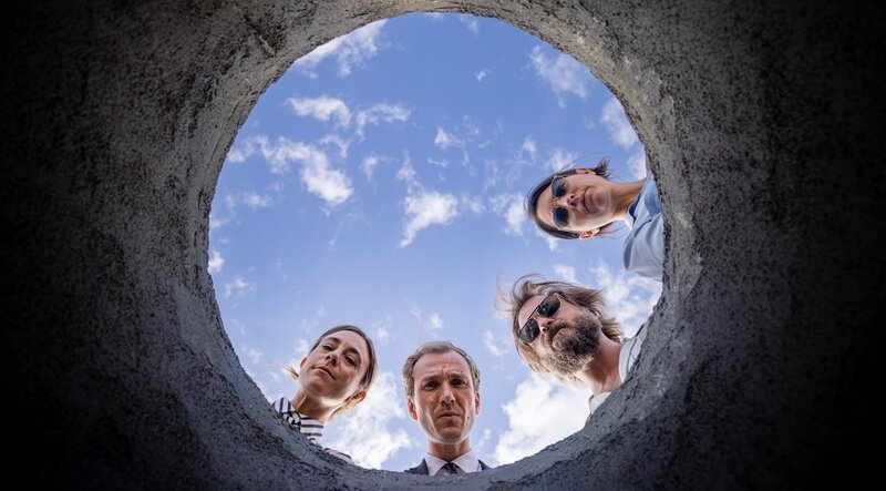 Isadora (Iris Cayatte, li.), Lost (Jan Krauter, 2. v. li.), Carlos (Daniel Christensen, 2. v. re.) und Graciana (Eva Meckbach, re.) machen im Brunnen eine schreckliche Entdeckung. – Bild: ARD Degeto/​João Guimarães