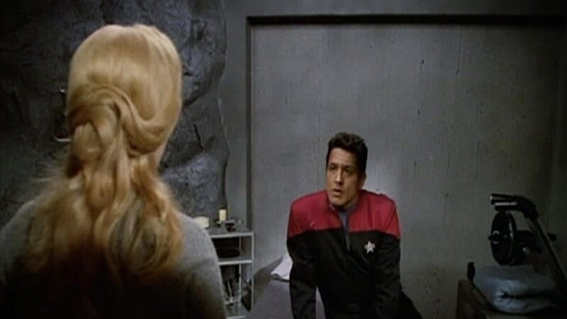 Riley Frazier (Lori Hallier) und Chakotay (Robert Beltran) – Bild: Tele 5